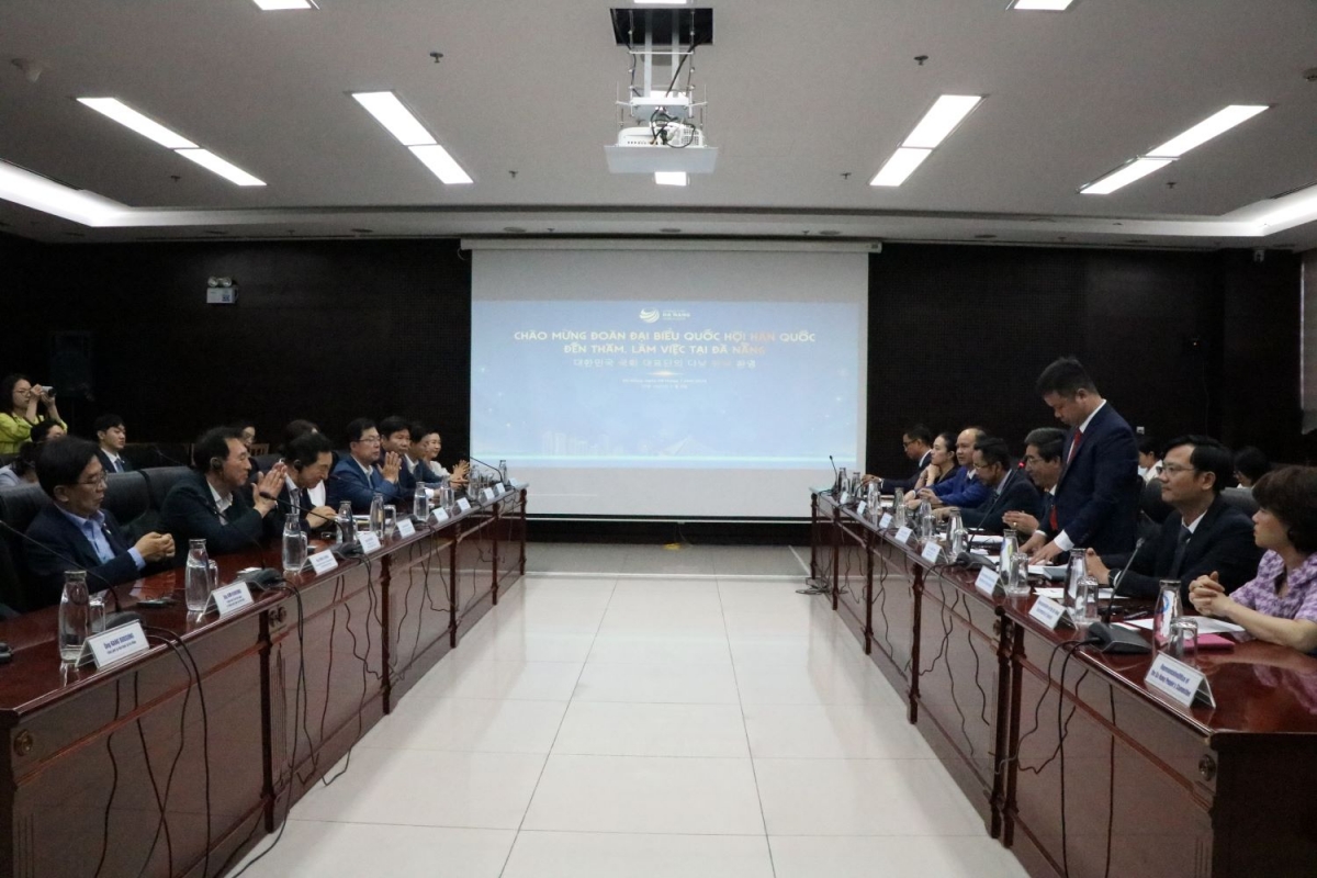 Quang cảnh buổi làm việc.