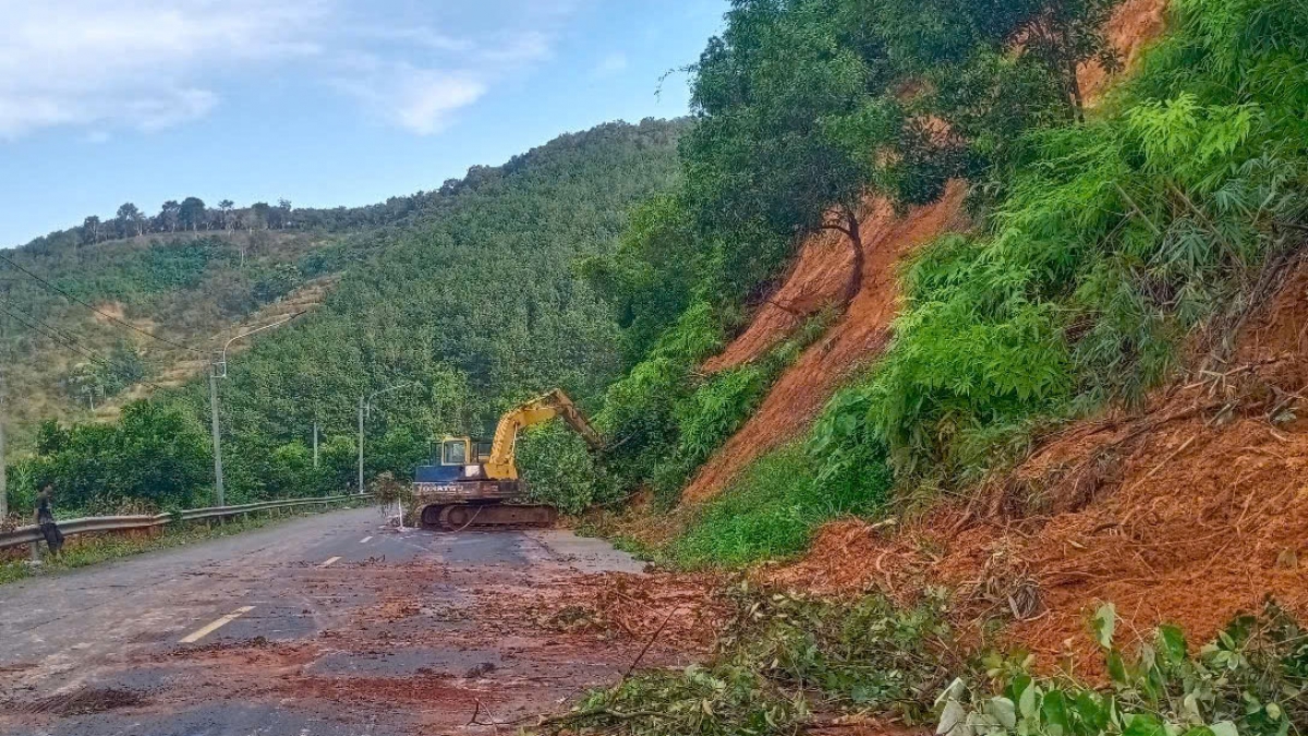 Sạt lở trên tuyến đường nối Đồng Nai- Lâm Đồng