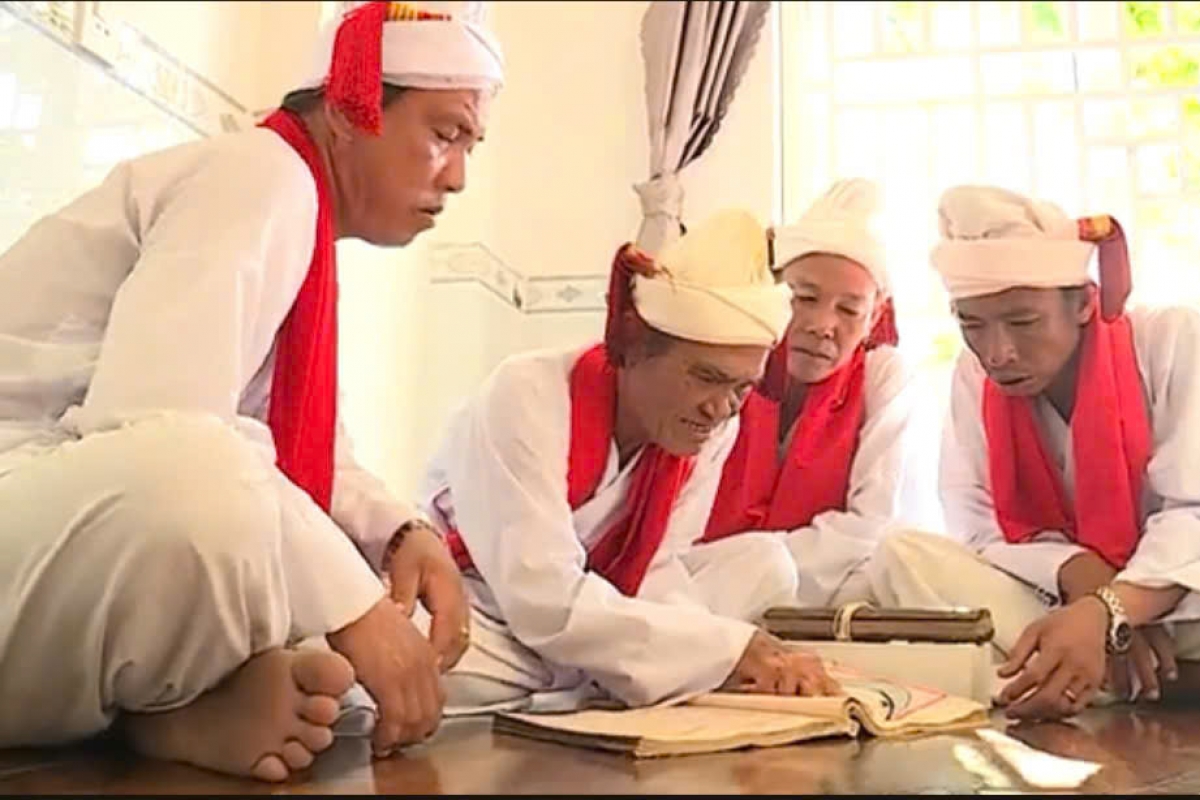 Sử cả Thường Xuân Hữu (người thứ 2 trái sang) cùng với cộng sự đang sưu tra thư tịch cổ Chăm