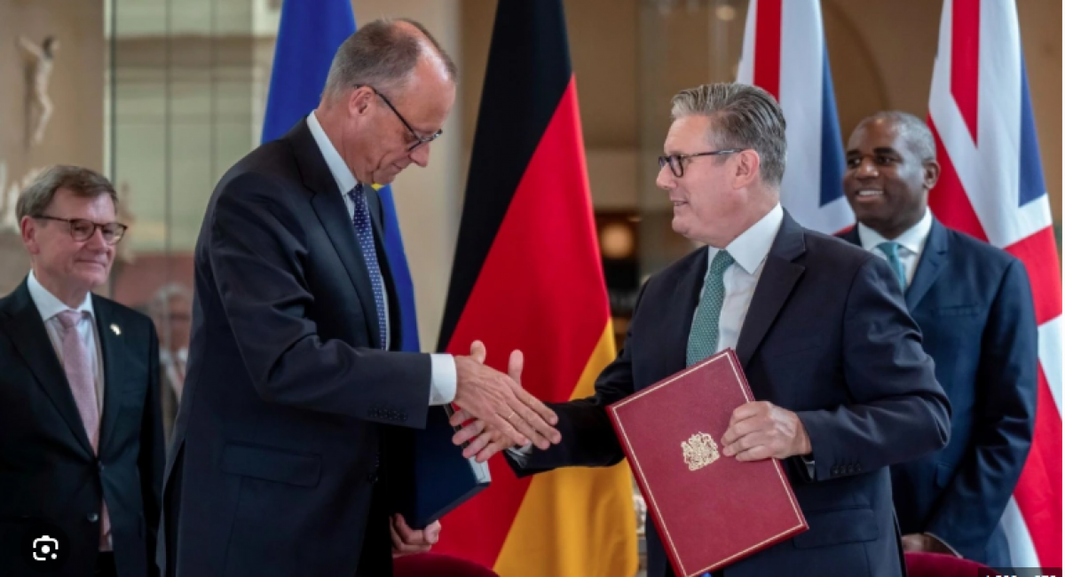 Thủ tướng Đức Friedrich Merz và Thủ tướng Anh Keir Starmer ký hiệp ước phòng thủ. Ảnh: DW