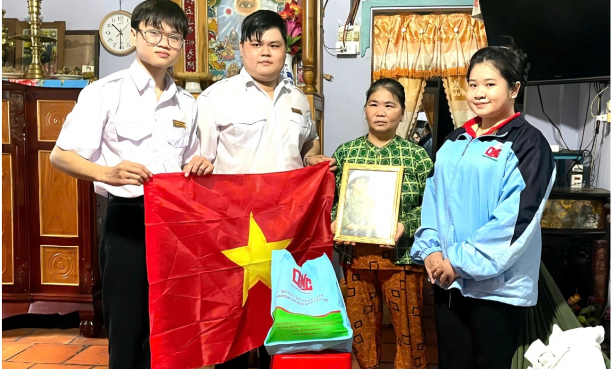 Từ ngày 14-17/7, các chiến sĩ tình nguyện thuộc Liên Chi hội Sinh viên Đồng Tháp - Trường Đại học Nam Cần Thơ đã phục dựng 8 di ảnh liệt sĩ