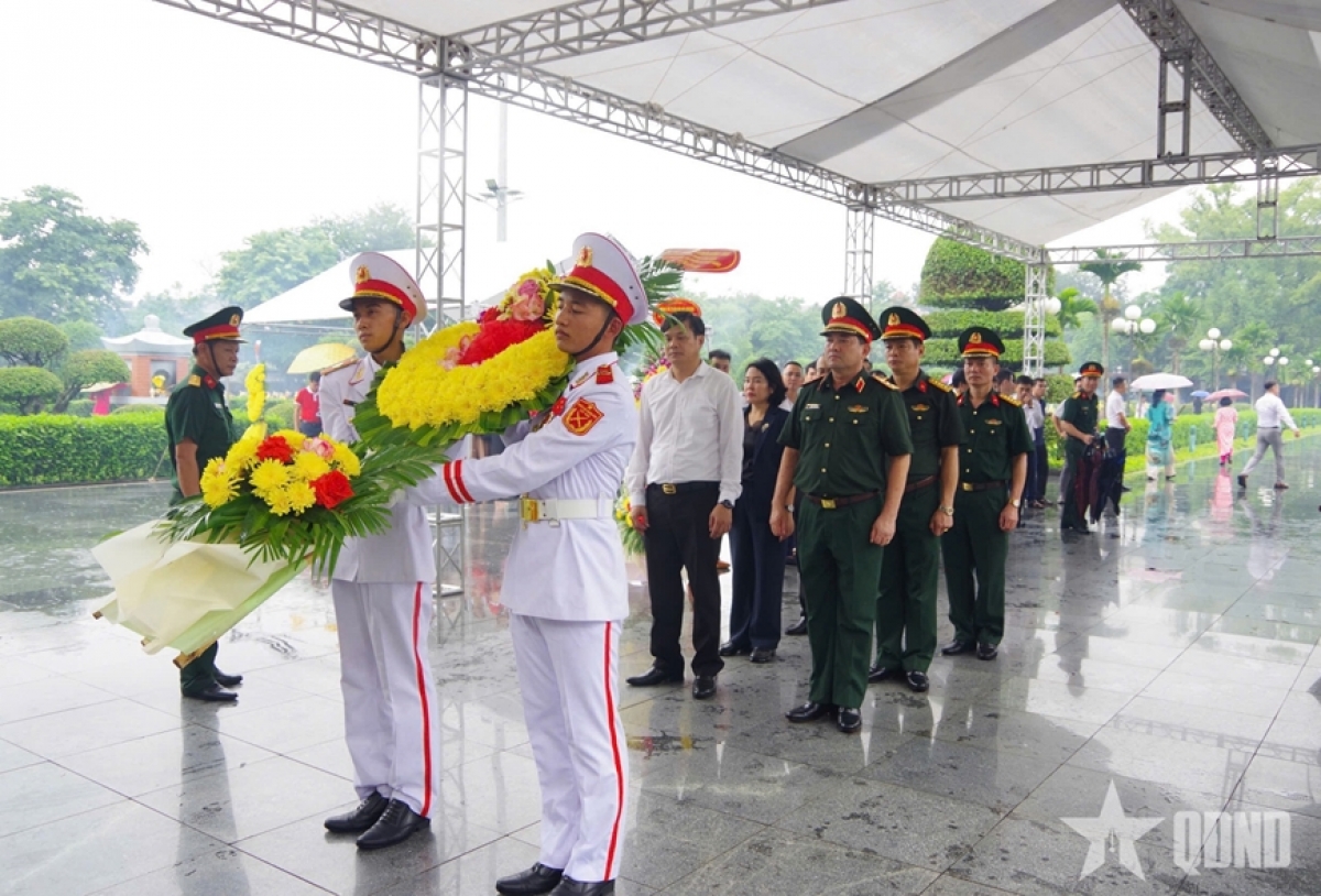 Thượng tướng Nguyễn Hồng Thái và đoàn dâng hoa tưởng niệm các anh hùng liệt sỹ