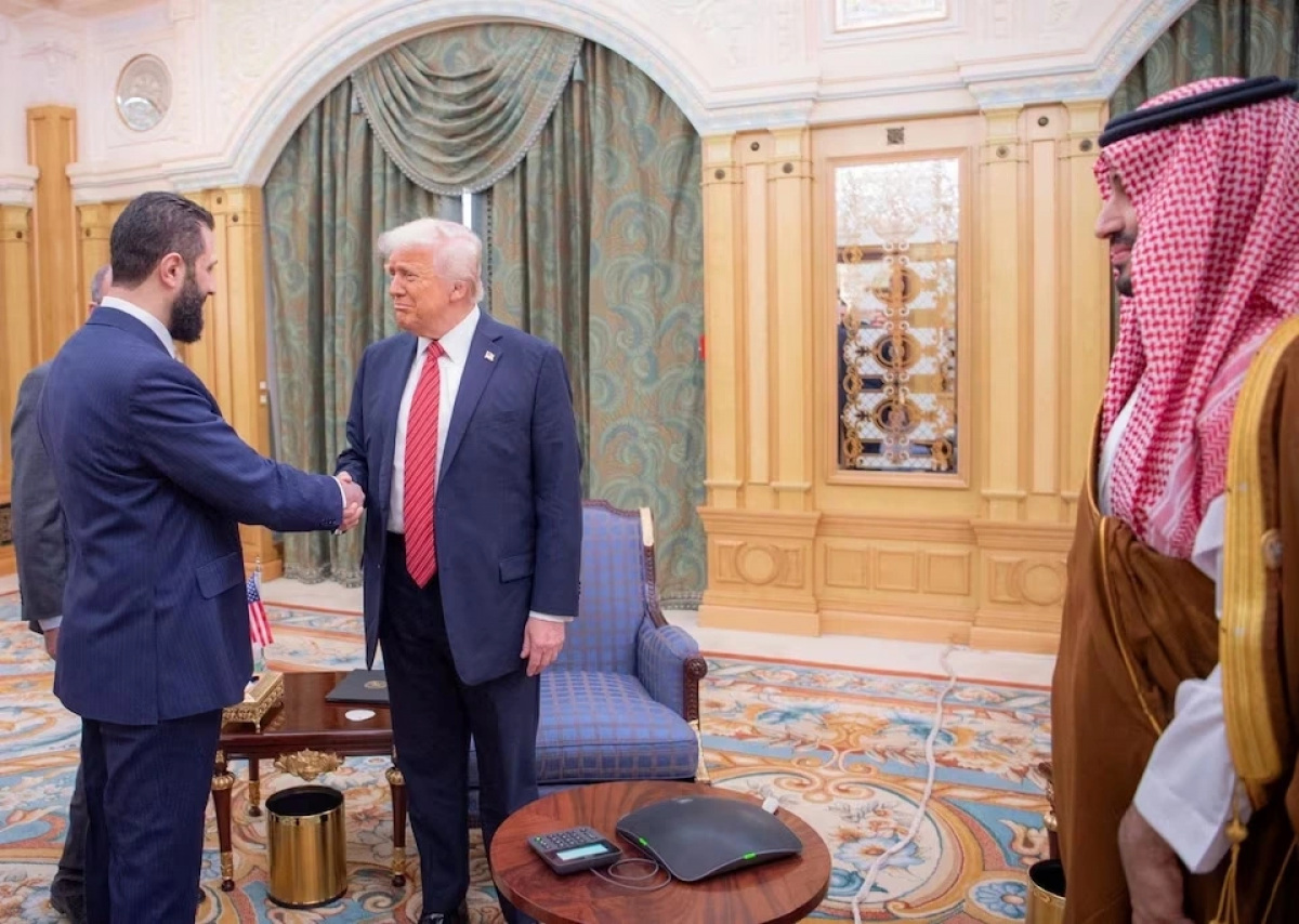 Tổng thống Mỹ Donald Trump bắt tay Tổng thống Syria Ahmed al-Sharaa ở Riyadh, Saudi Arabia ngày 14/5/2025. Ảnh: Saudi Press Agency