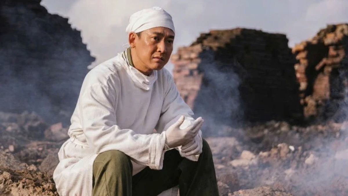 Diễn viên Hứa Vĩ Văn lần đầu hóa thân thành bác sĩ quân y trong phim điện ảnh "Mưa đỏ".