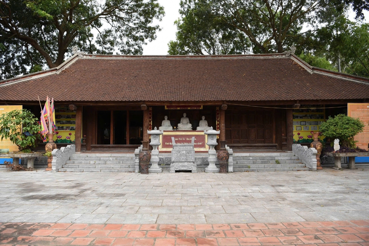 Với vị trí địa lý đắc địa và được bao quanh bởi sông nước hữu tình cùng núi non hùng vĩ, chùa Vĩnh Nghiêm mang vẻ đẹp thơ mộng và thanh bình.