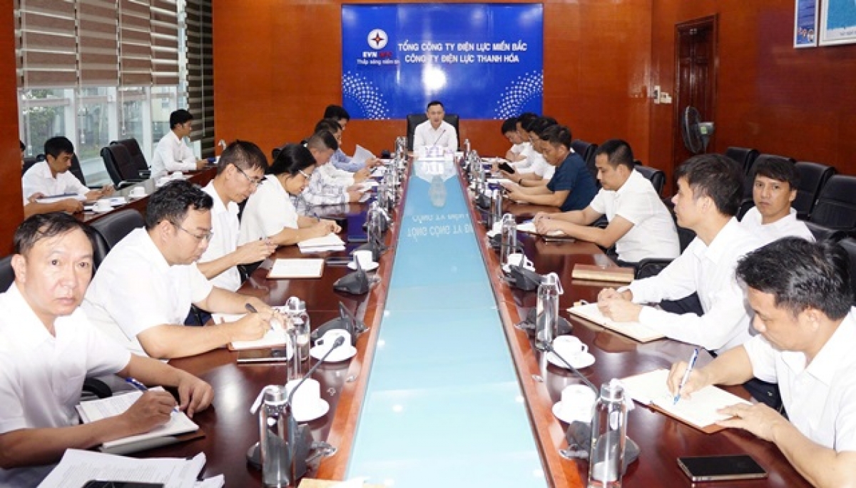 Ông Hoàng Hải - Giám đốc Công ty Điện lực Thanh Hóa chủ trì họp kiểm tra, rà soát công tác ứng phó bão số 3