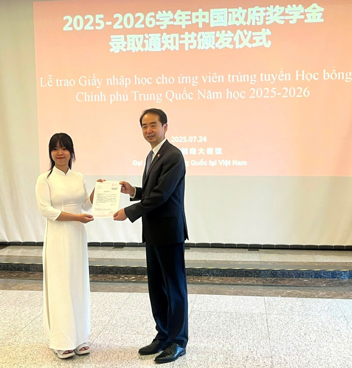 Đại sứ Trung Quốc Hà Vĩ trao học bổng cho sinh viên Việt Nam.