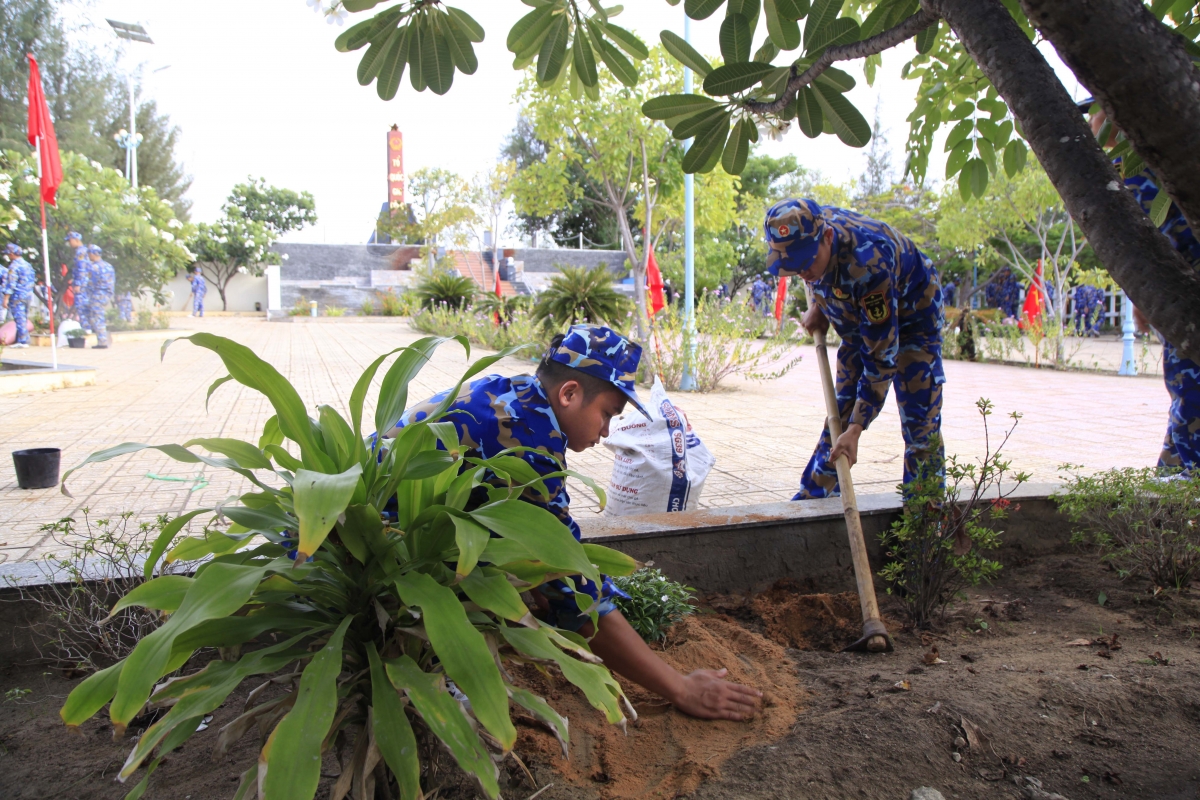 Tuổi trẻ Lữ đoàn 162 trồng mới 78 cây Mai vạn thọ trong khuôn viên Đài tưởng niệm liệt sỹ tù Chính trị Cam Ranh.