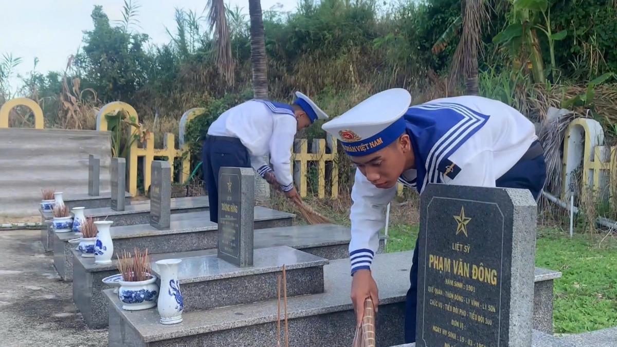 Chiến sĩ Lữ đoàn dọn quét dọn trang liệt sĩ