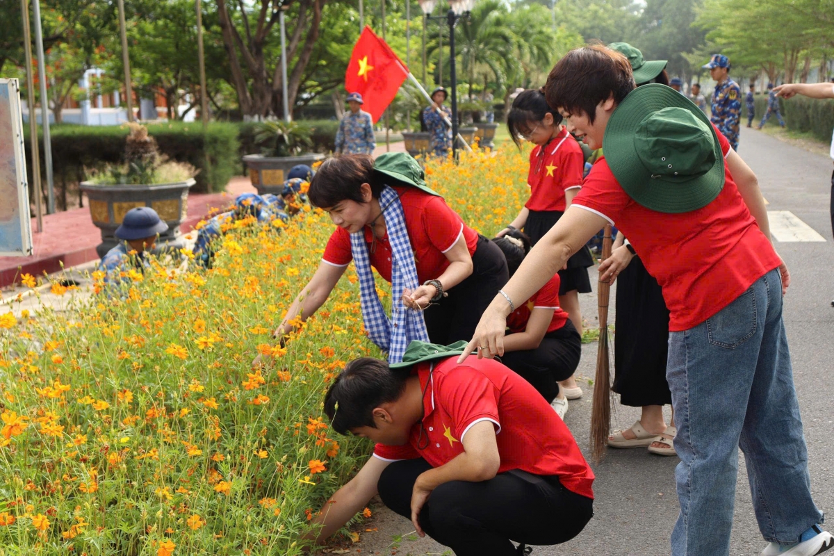 Tuổi trẻ Lữ đoàn 101 cùng nhân dân địa phương chăm sóc con đường hoa trong khuôn viên đơn vị.