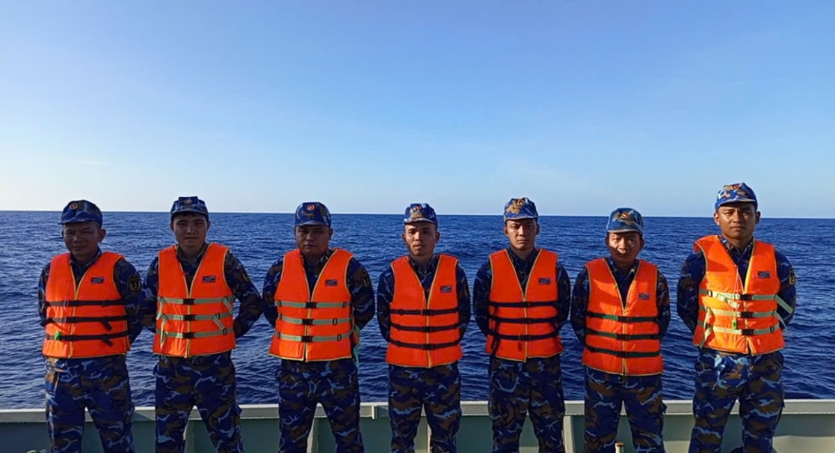 Cán bộ, thủ thuỷ các tàu trực, chốt của Quân chủng sẵn sàng ứng phó với cơn bão Whipa.

 