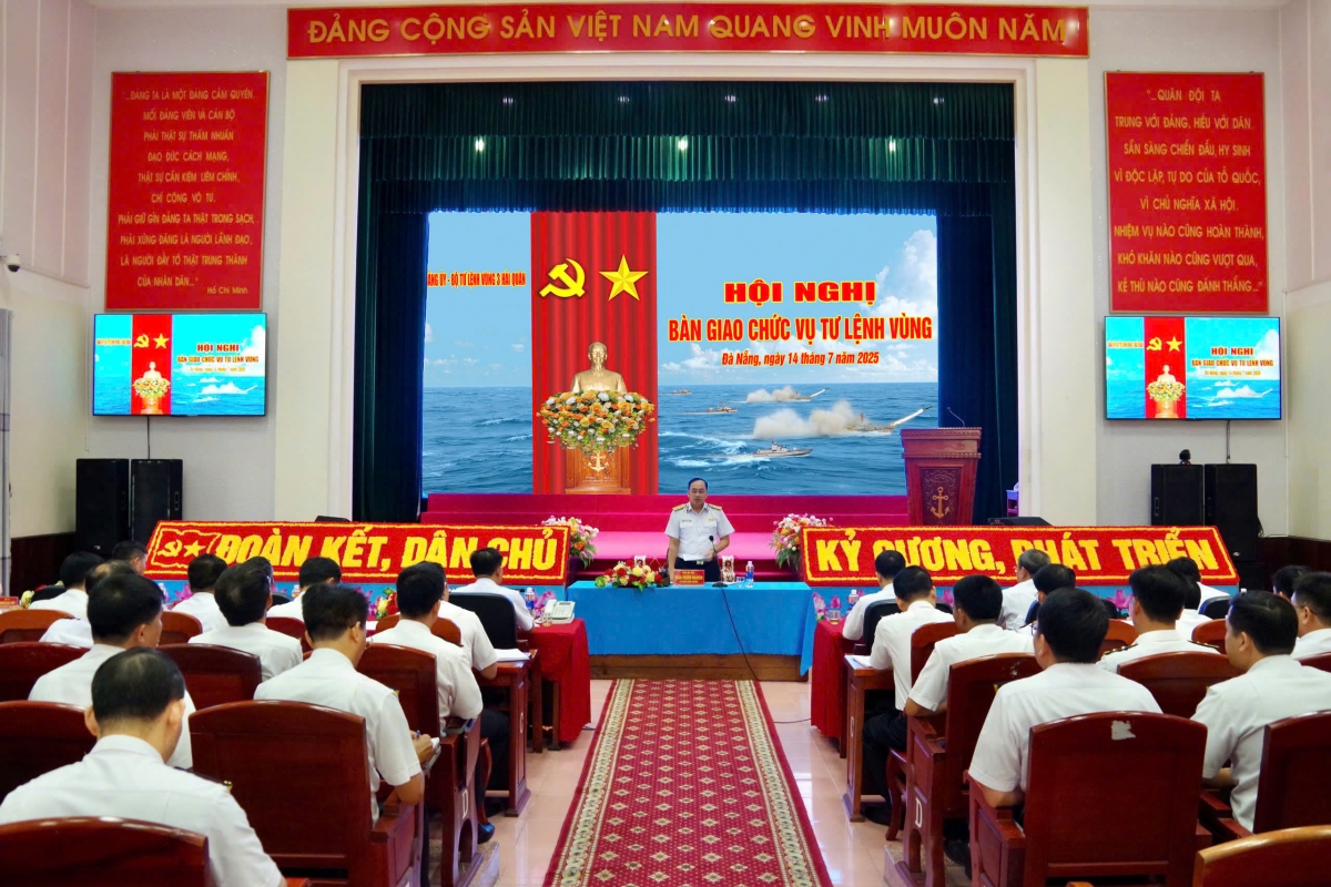Phó Đô đốc Trần Thanh Nghiêm, Ủy viên Ban chấp hành Trung ương đảng, Tư lệnh Hải quân phát biểu chỉ đạo hội nghị