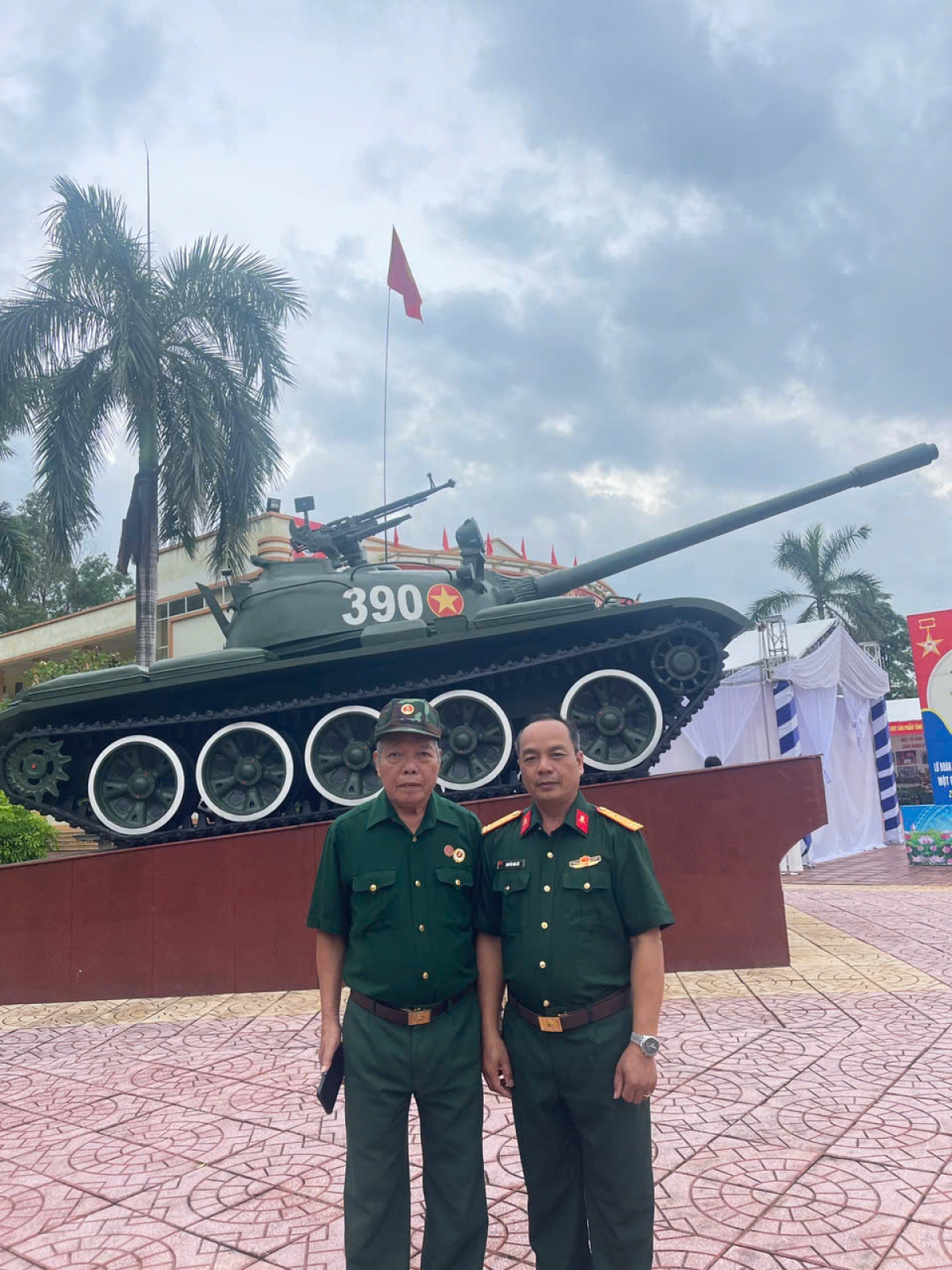 Ông Nguyễn Văn Tập (bên trái), người lái xe tăng 390