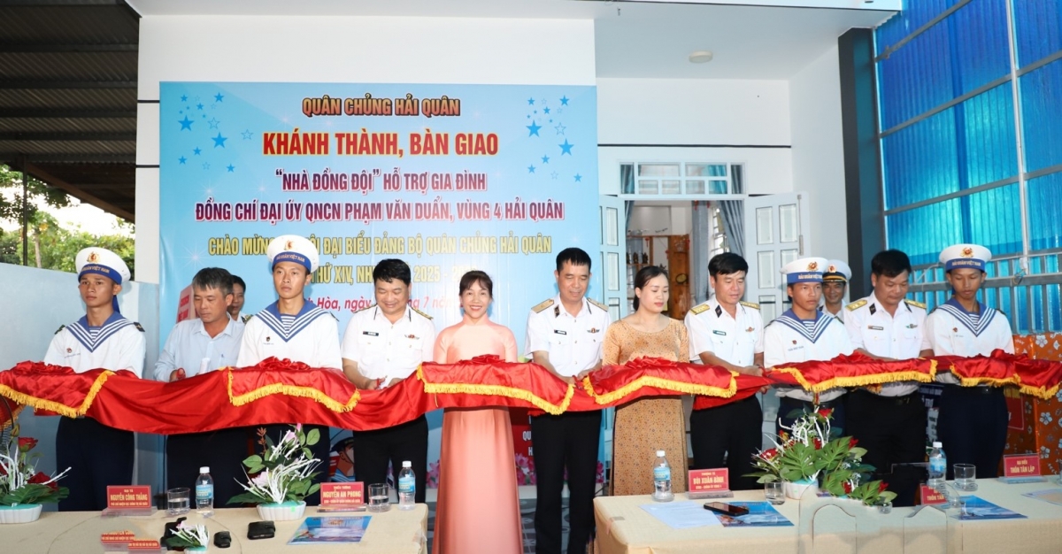 Các đại biểu cắt băng khánh thành