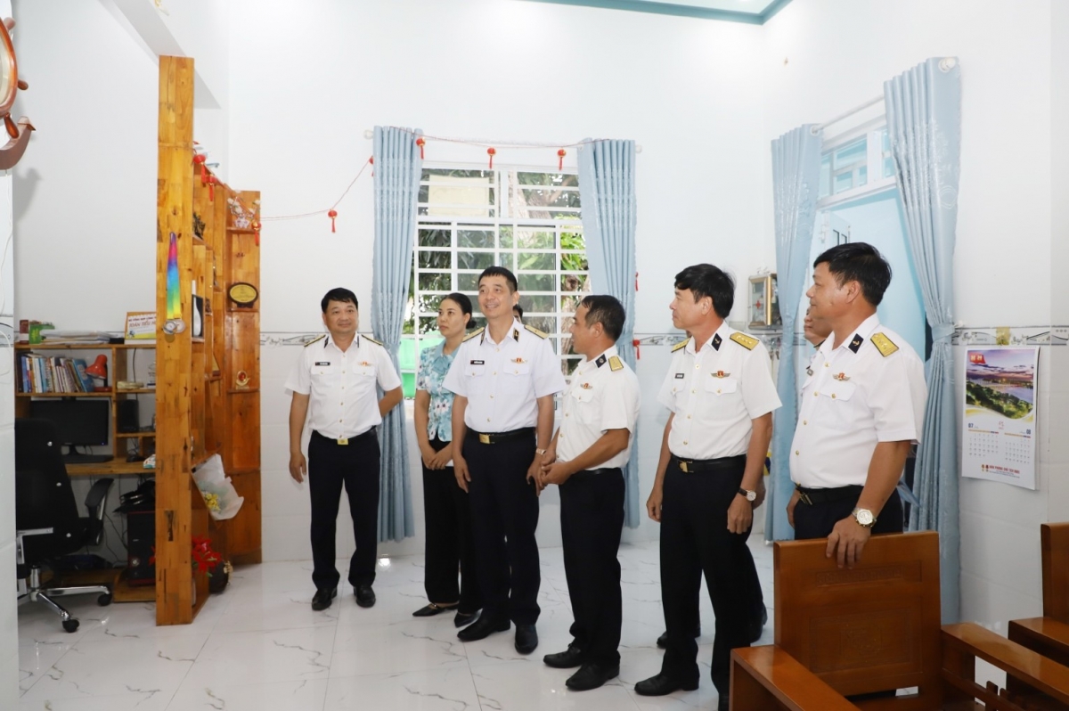 Đồng chí Chính ủy Quân chủng Hải quân và các đại biểu thăm căn nhà của gia đình Đại uý QNCN Phạm Văn Duẩn