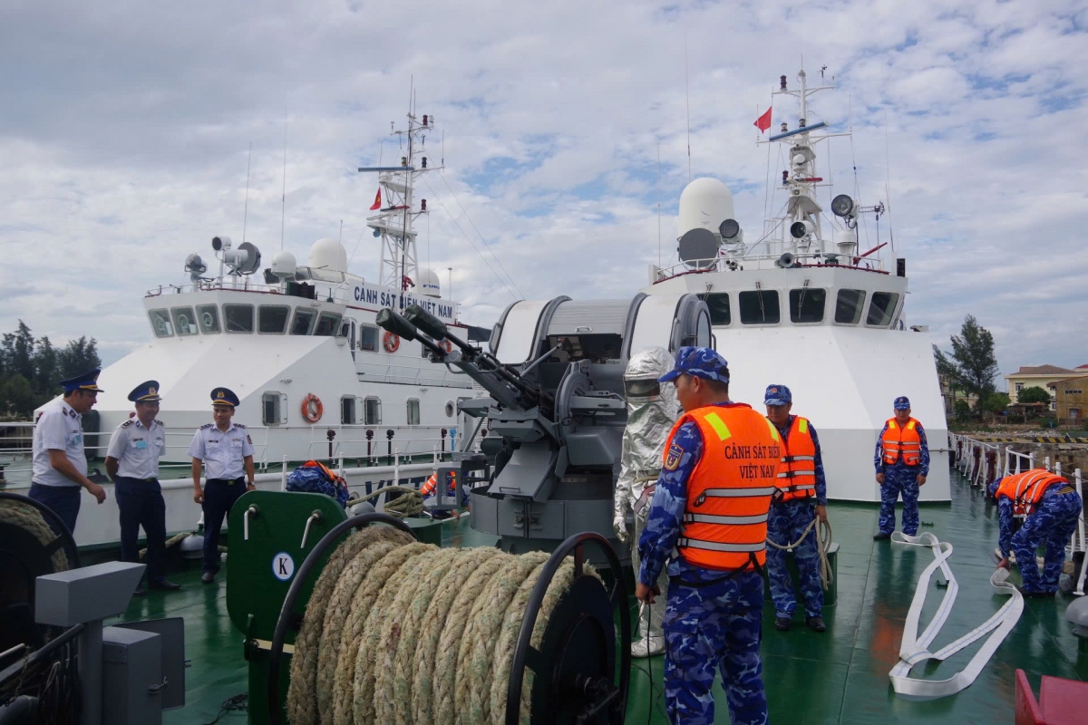 Các thí sinh thực hành nội dung chống cháy, chống chìm tại tàu.