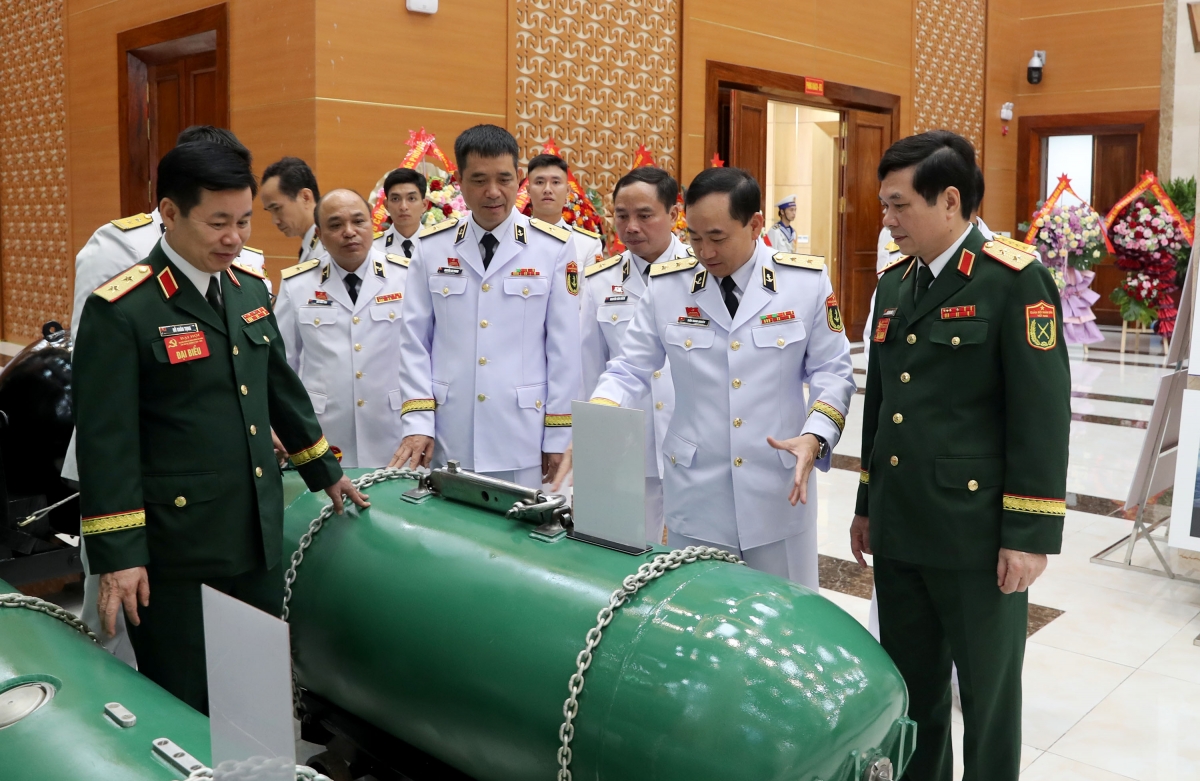 Trung tướng Đỗ Xuân Tụng, Phó Chủ nhiệm TCCT (đầu tiên bên trái) tham quan mô hình trưng bày tại Đại hội