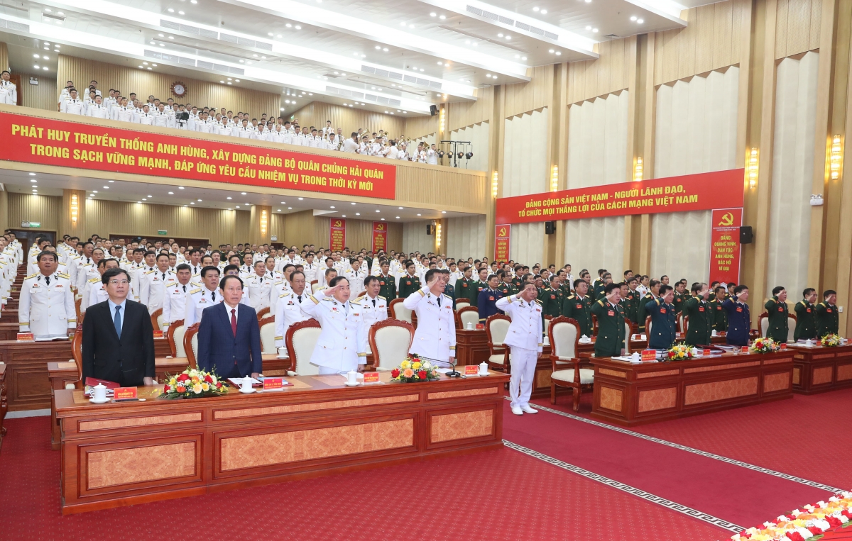 Các đại biểu thực hiện nghi thức chào cờ tại Đại hội