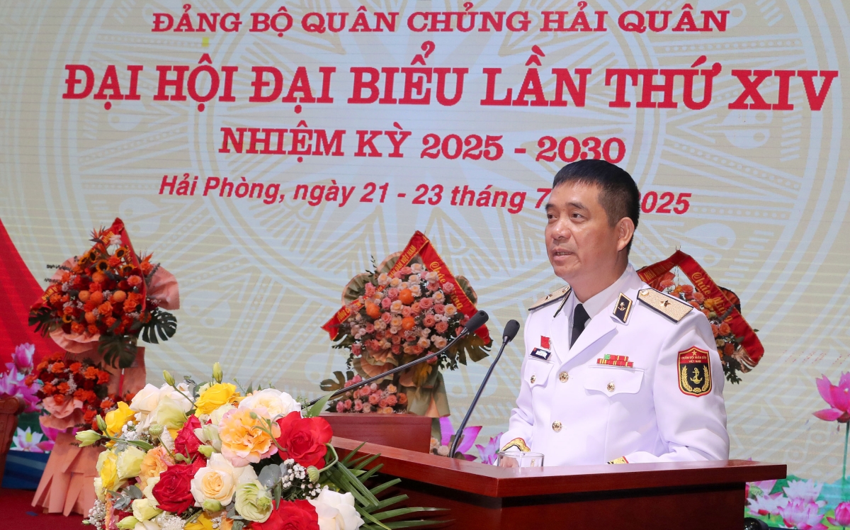 Thiếu tướng Nguyễn An Phong, Bí thư Đảng uỷ Quân chủng Hải quân trình bày dự thảo Báo cáo chính trị tại Đại hội Đảng bộ Quân chủng lần thứ XIV