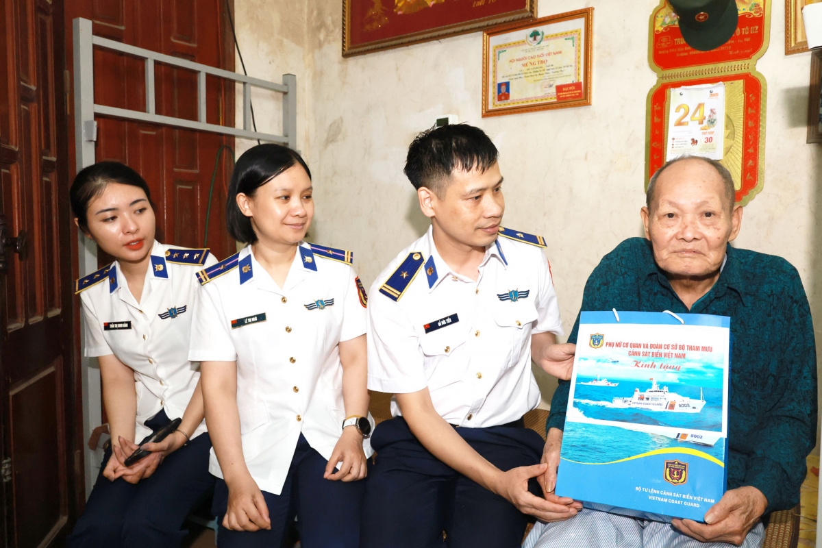 Ân cần thăm hỏi, biết ơn những công lao của các thương binh