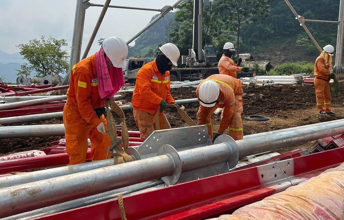Công ty Truyền tải điện 1 triển khai dựng cột Dự án đường dây 500kV Lào Cai – Vĩnh Yên (ảnh EVNNPT)