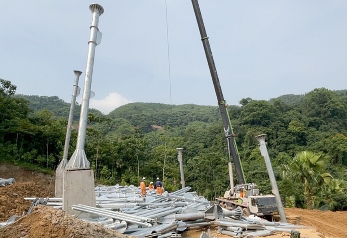 Công ty Truyền tải điện 2 triển khai dựng cột vị trí 106 Dự án đường dây 500kV Lào Cai – Vĩnh Yên (ảnh EVNNPT)