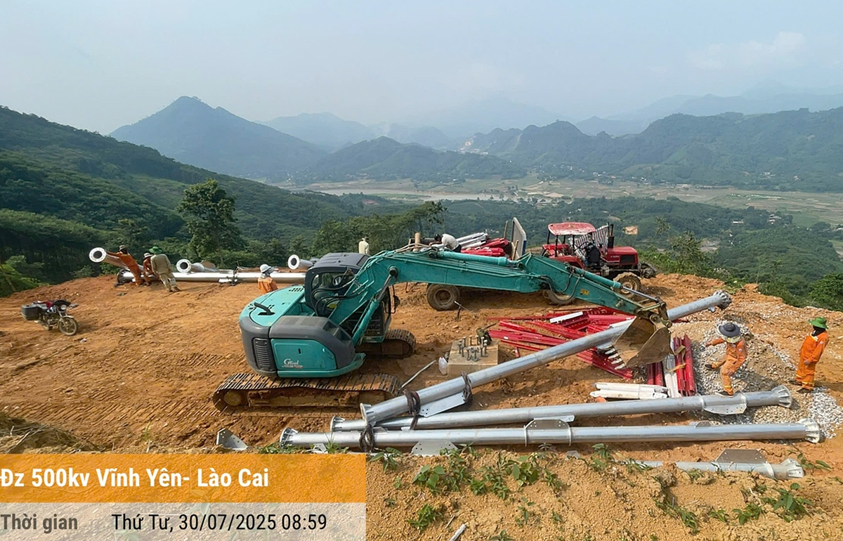 Công ty Truyền tải điện 2 tổ hợp thiết bị để triển khai dựng cột Dự án đường dây 500kV Lào Cai – Vĩnh Yên (ảnh EVNNPT)
