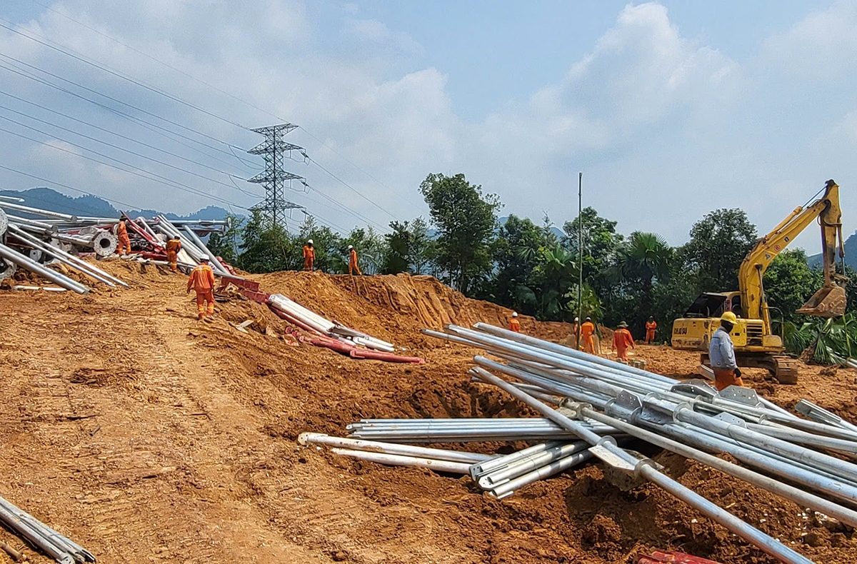 Công ty Truyền tải điện 3 triển khai dựng cột Dự án đường dây 500kV Lào Cai – Vĩnh Yên (ảnh EVNNPT)