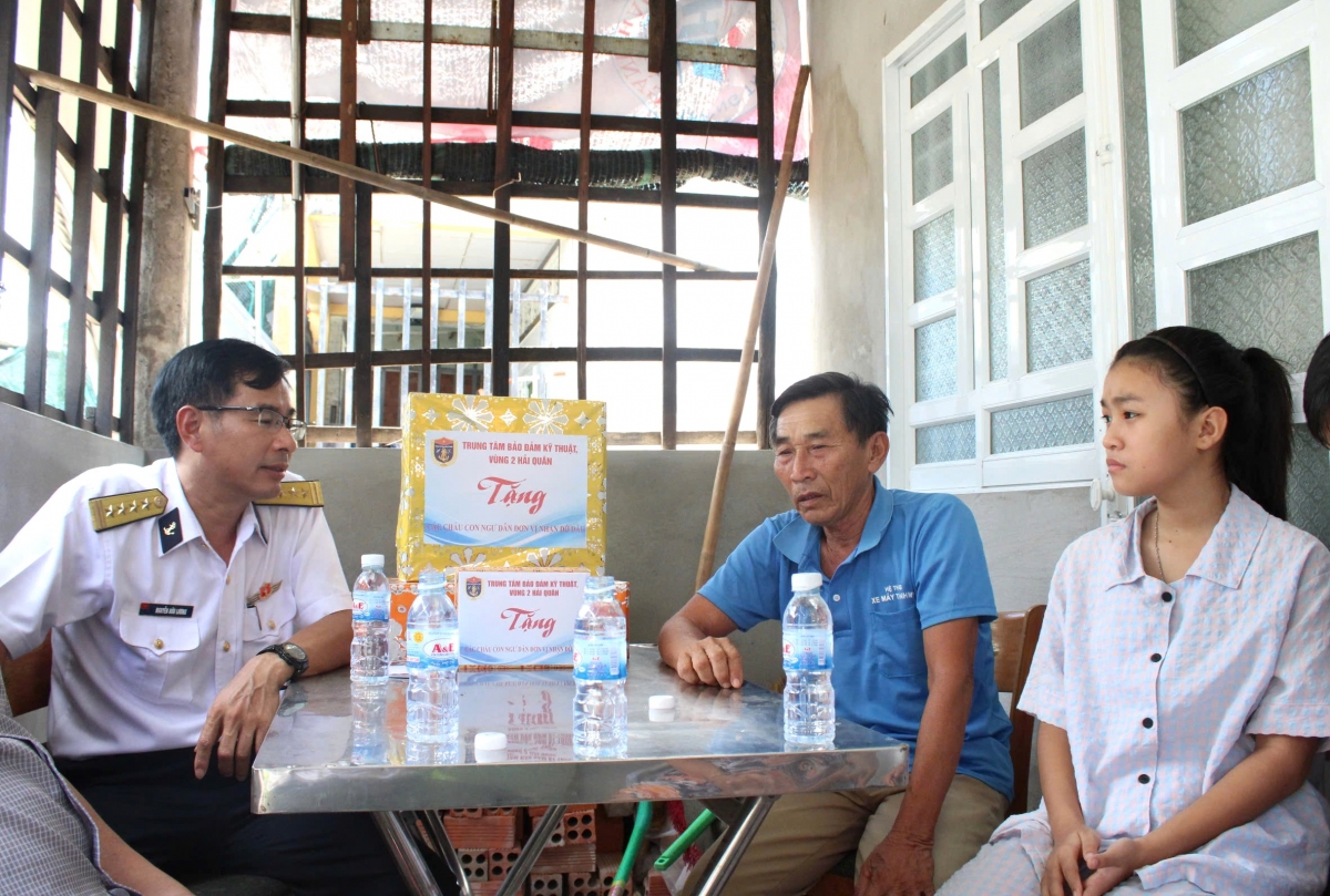 Ông Mai Văn Mặn (áo xanh), ông ngoại của cháu Hồ Ngọc Yến xúc động bởi tình cảm của CBCS Trung tâm BĐKT Vùng 2 Hải quân