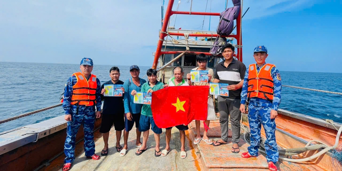 Tổ công tác Tàu CSB 2006 phát tờ rơi, tặng cờ Tổ quốc cho ngư dân