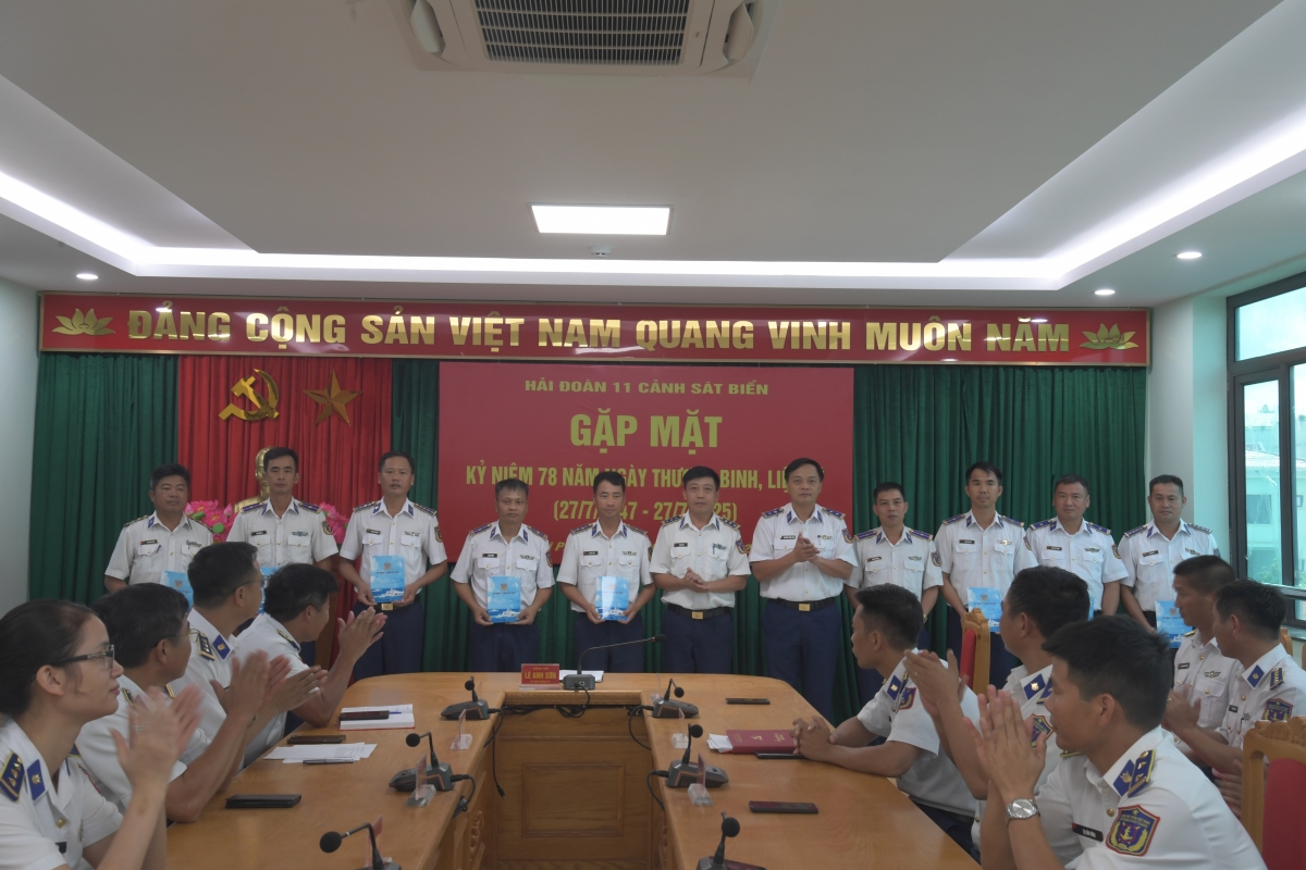 Chỉ huy Hải đoàn tặng quà thân nhân thương binh, liệt sĩ đang công tác tại đơn vị