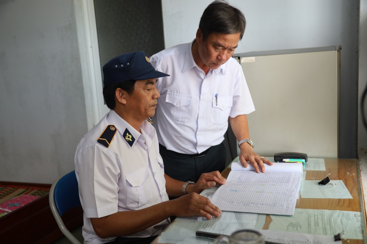 Ông Huỳnh Ngọc Diệp, Chi cục trưởng Chi cục Chăn nuôi và Thú y tỉnh Gia Lai kiểm tra việc ghi chép các phương tiện và kiểm soát heo vào cơ sở giết mổ tập trung Nhơn Bình, phường Quy Nhơn Đông, tỉnh Gia Lai.