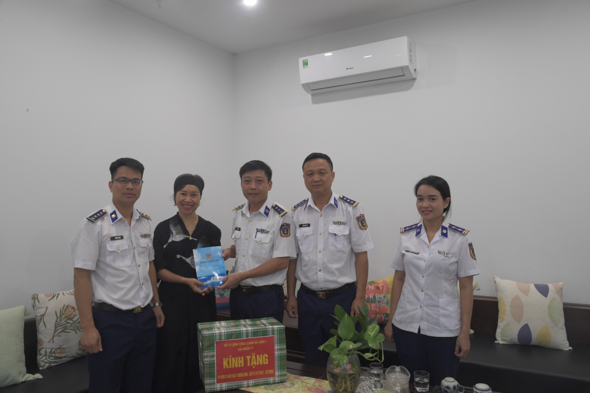 Chỉ huy Hải đoàn thăm, động viên và tặng quà gia đình liệt sỹ Đoàn Đức Thắng