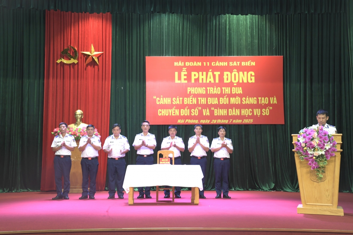 Thủ trưởng Hải đoàn chứng kiến các cơ quan, đơn vị ký giao ước thi đua.