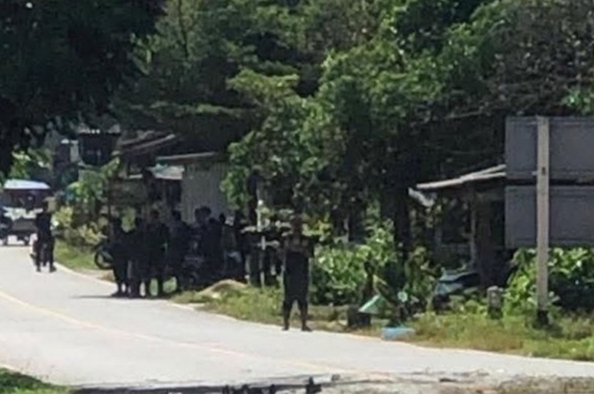 Cơ quan chức năng Thái Lan phong tỏa hiện trường vụ đánh bom tại huyện Ranggae, Narathiwat_Nguồn Bangkok Post