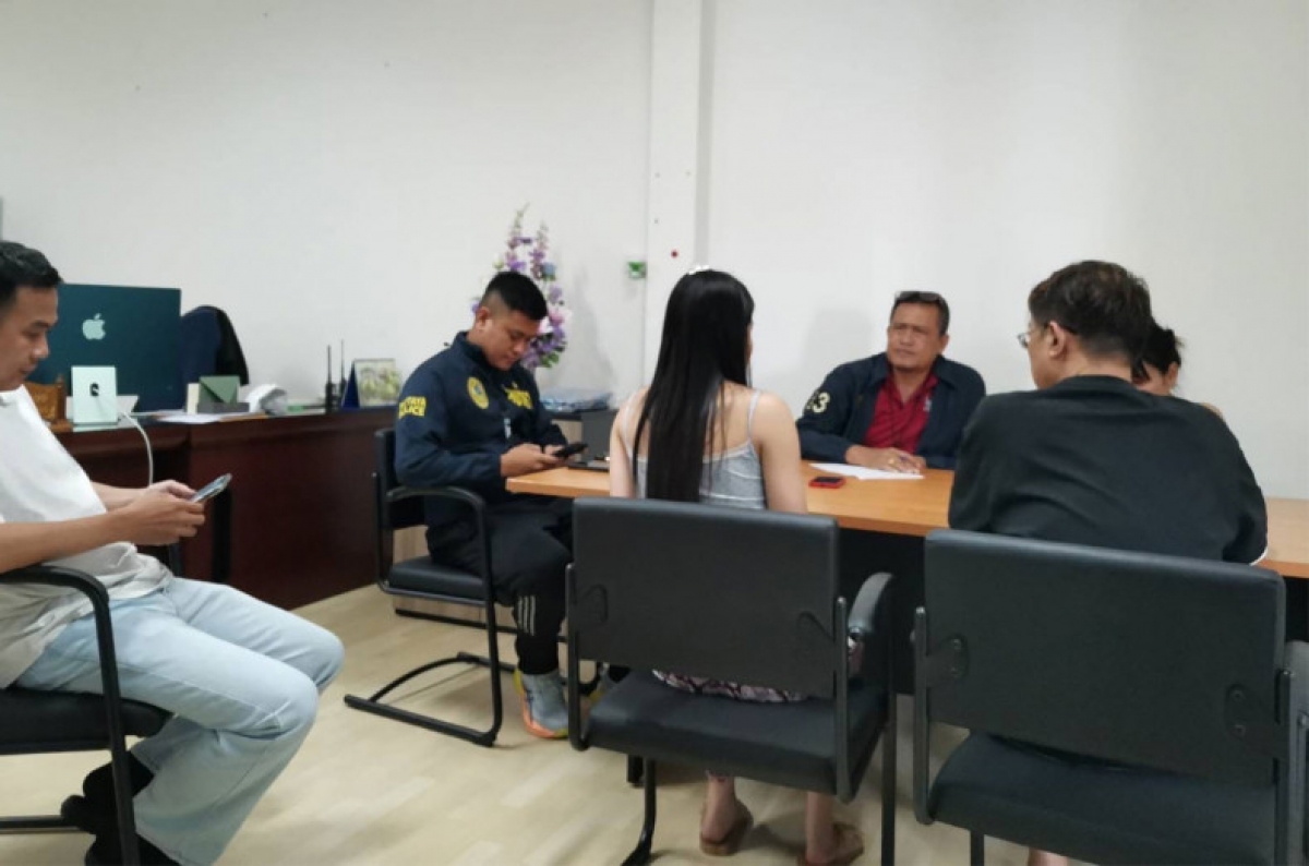 Ảnh nạn nhân (ngoài cùng bên phải) cùng bạn gái người Thái Lan trình báo cảnh sát thành phố Pattaya - Nguồn Bangkok Post