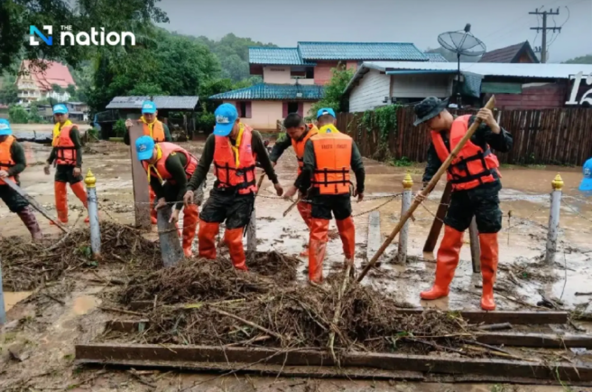 Quân đội Thái Lan hỗ trợ sơ tán và đảm bảo an toàn cho người dân tại huyện Mae Charim (tỉnh Nan) và huyện Wiang Sa (tỉnh Surat Thani)