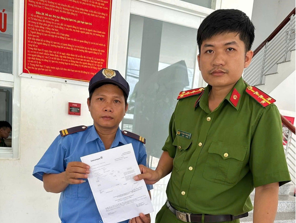 Anh Trí nhờ công an hướng dẫn làm thủ tục trả lại tiền cho người chuyển nhầm. Ảnh: B.H