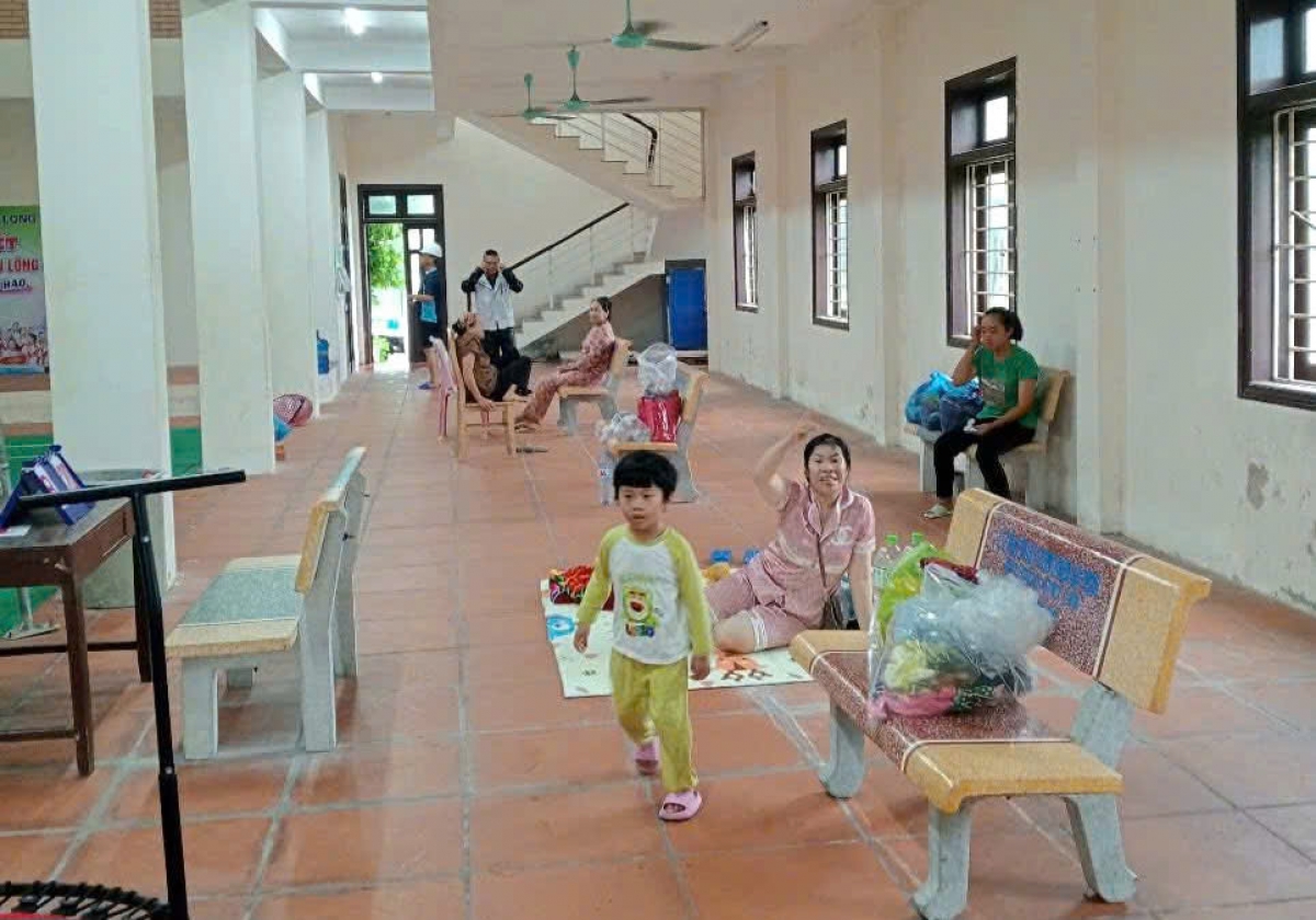 Bà con tạm trú tại nhà thi đấu đa năng Bạch Long Vĩ phòng chống bão số 3
