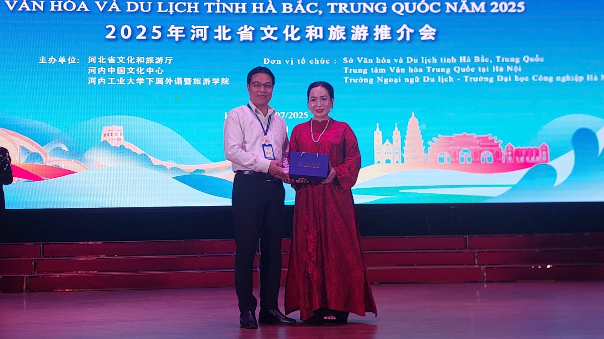 Bà Vũ Nam Phương Giám đốc Điều hành Công ty du lịch PN Trip được trao tặng món quà lưu niệm