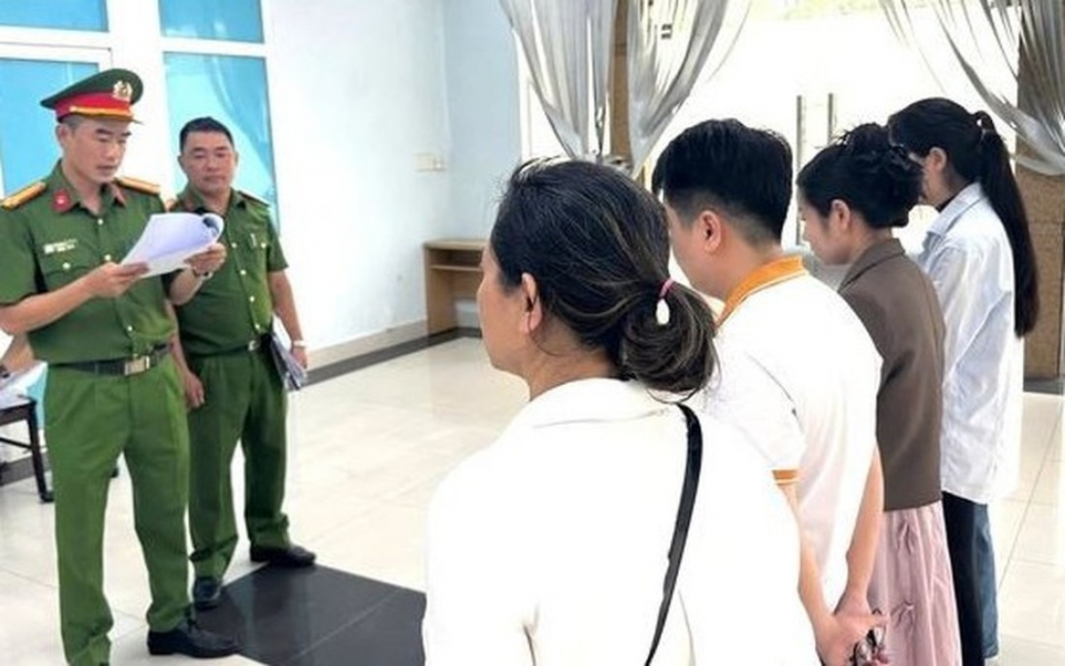 Cơ quan điều tra tống đạt các quyết định các đối tượng. (Nguồn: Công an cung cấp)