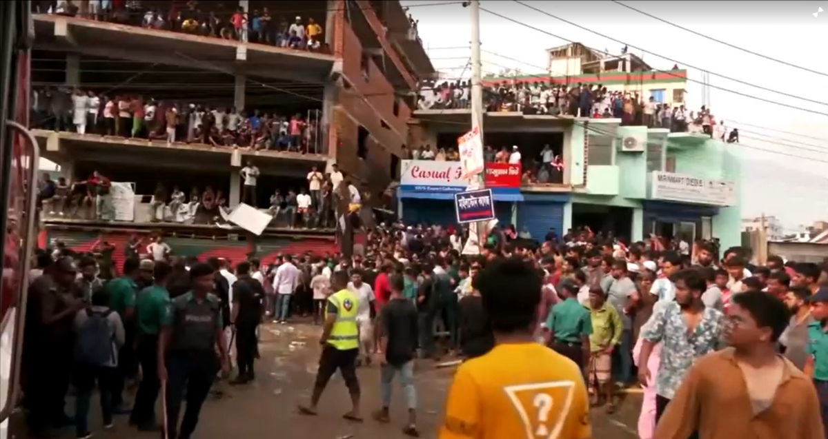 Đám đông tụ tập gần hiện trường vụ tai nạn máy bay quân sự ở thủ đô Dhaka, Bangladesh chiều 21/7 (Reuters)