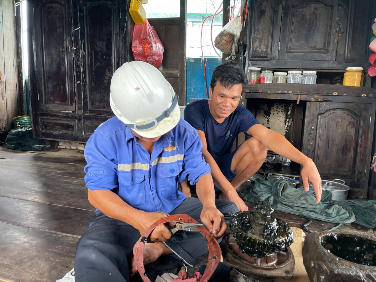 Bảo dưỡng, kiểm tra lắp đặt thiết bị cho tàu cá