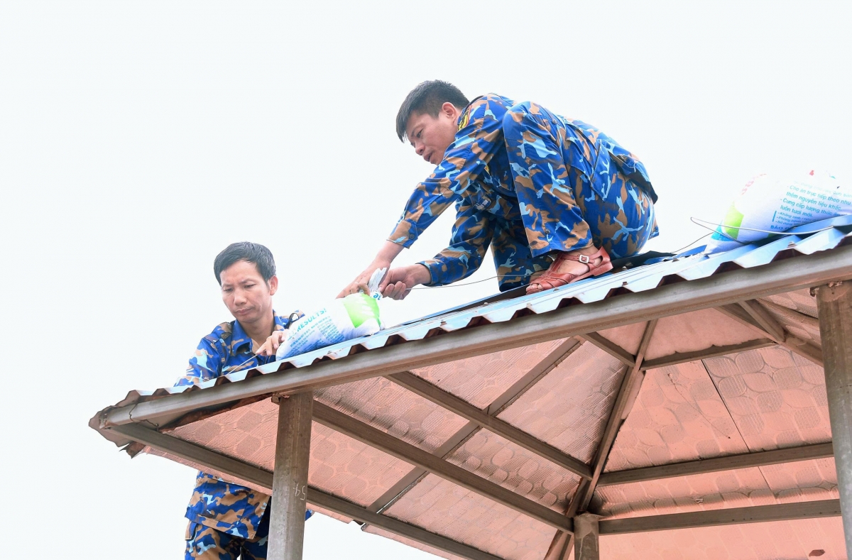 Cán bộ, chiến sĩ Vùng 1 gia cố doanh trại