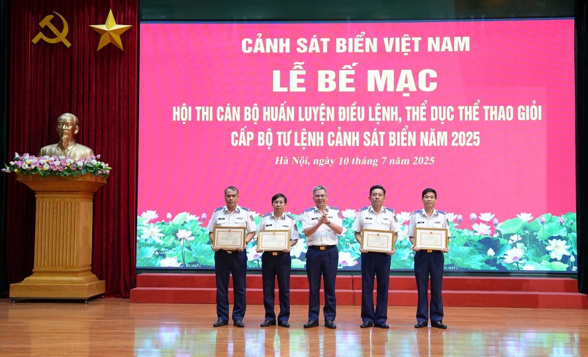 Thiếu tướng Lê Đình Cường trao thưởng cho các tập thể đạt thành tích cao trong tham gia Hội thi.