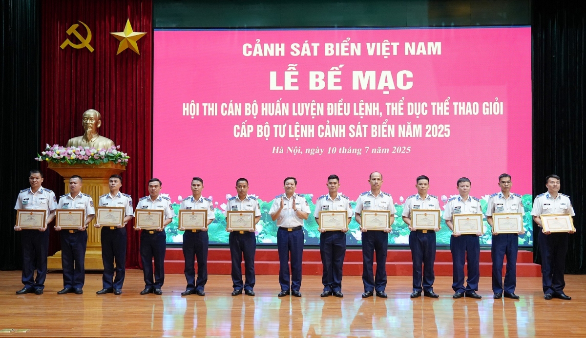 Thiếu tướng Trần Văn Xuân trao thưởng cho các cá nhân đạt thành tích cao trong tham gia Hội thi.