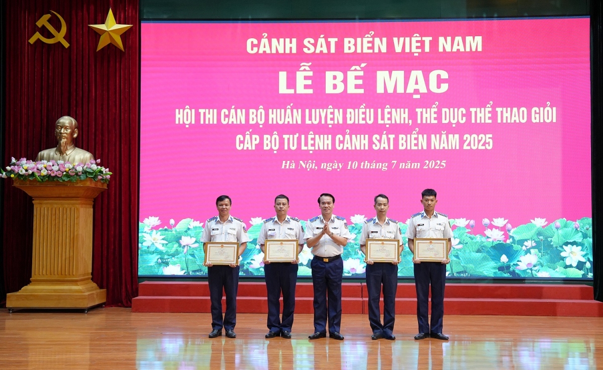 Thiếu tướng Vũ Trung Kiên trao thưởng cho các tập thể, cá nhân có thành tích xuất sắc trong tổ chức bảo đảm và phục vụ Hội thi.
