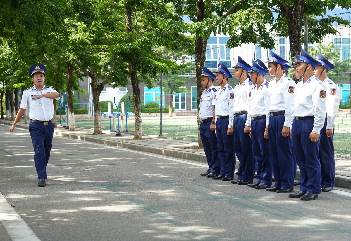 Các thí sinh thi thực hành tổ chức huấn luyện điều lệnh.