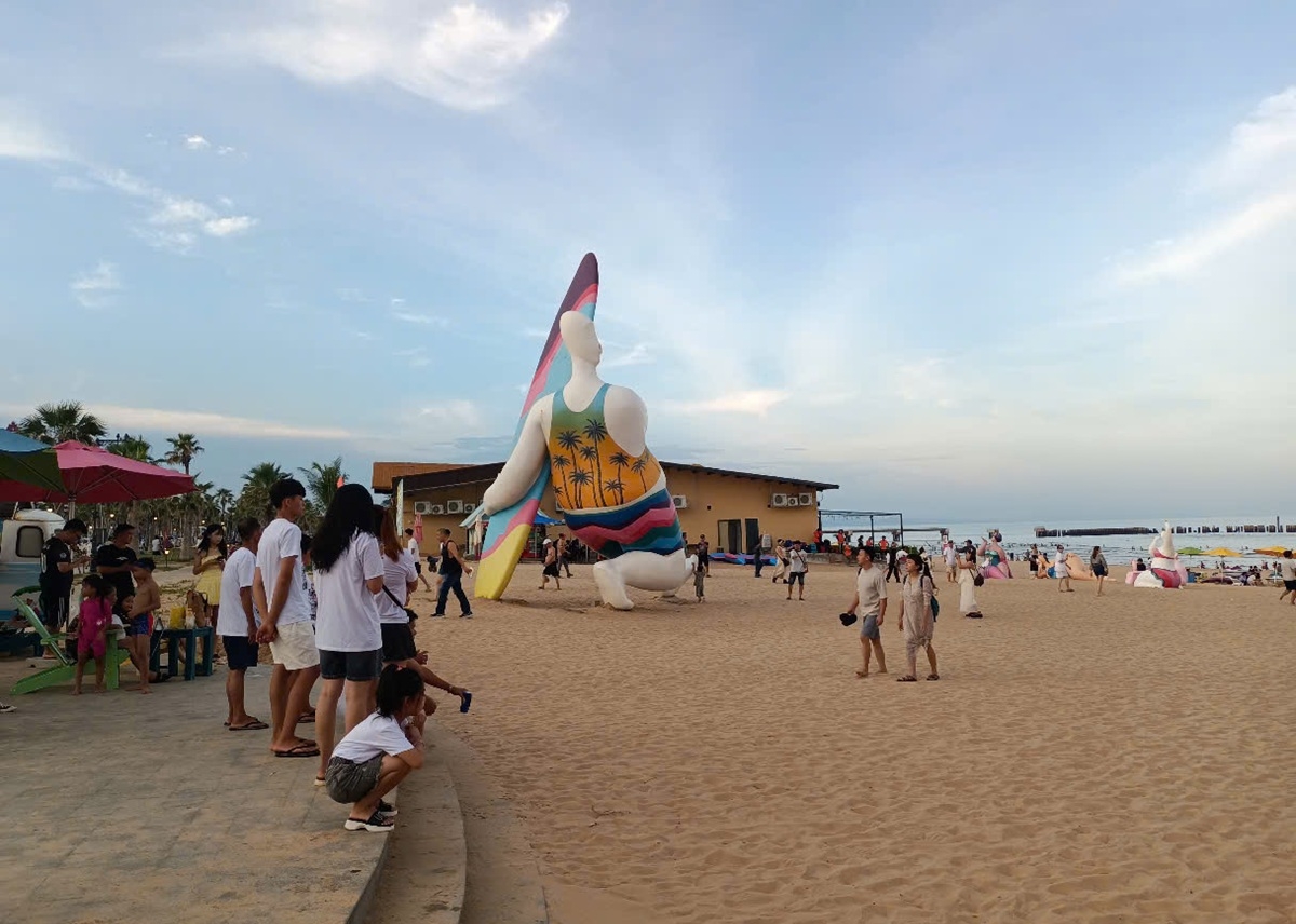 Biển Tiến Thành (Bình Thuận cũ) thu hút đông du khách trong dịp hè.