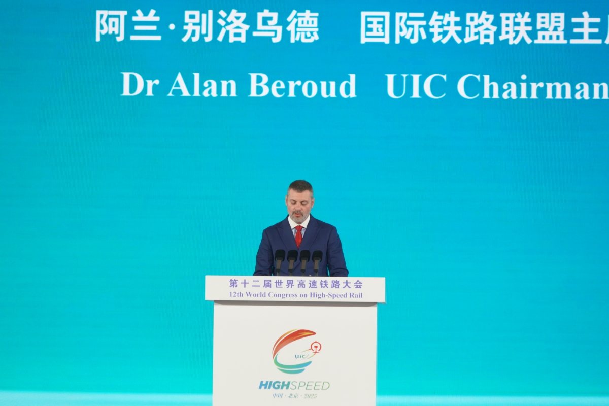 Chủ tịch Liên minh đường sắt quốc tế Alan Beroud phát biểu tại Lễ khai mạc.